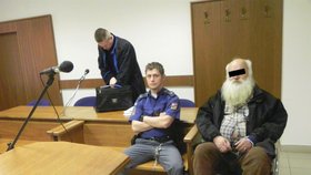 Obžalovaného bezdomovce Jiřího H. (57) přivezli z věznice k soudu na vozíčku.