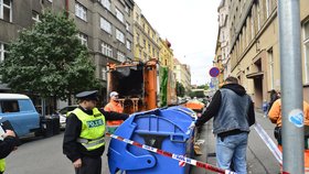 Policie zkoumá místo činu.