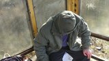 Z poctivého důchodce bezdomovcem: Václav (72) málem umrzl v zastávce. Lidé se mu snaží pomoct