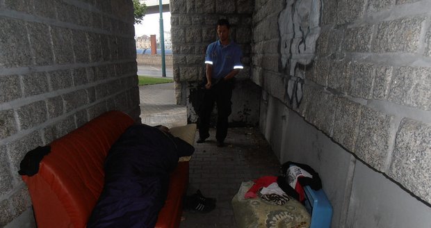Bezdomovec si zařídil »pokojíček«: Pod most si přitáhl i gauč
