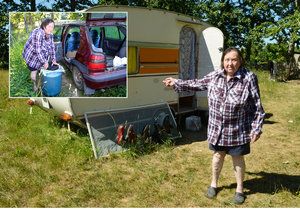 Anna Kratochvílová (68) živoří už pět měsíců v karavanu, vodu si musí dovážet v těžkém barelu autem.