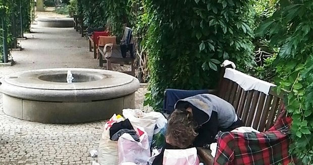 Nejlepší adresa v Plzni: Bezdomovci si před luxusem perou ve fontáně a válejí se na lavičkách