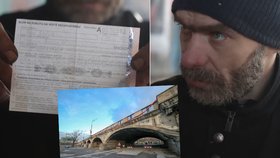 Bezdomovec René, který žije pod mostem na Štvanici, dostal pokutu 5000 korun za porušení nočního zákazu vycházení. Městská policie tvrdí, že postupovala podle předpisů.