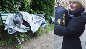 Aktivisté shánějí spacáky pro bezdomovce.