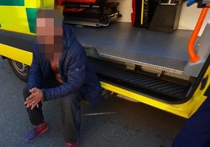 Zfetovaný Španěl, který žije jako bezdomovec v Plzni, skončil v nemocnici.