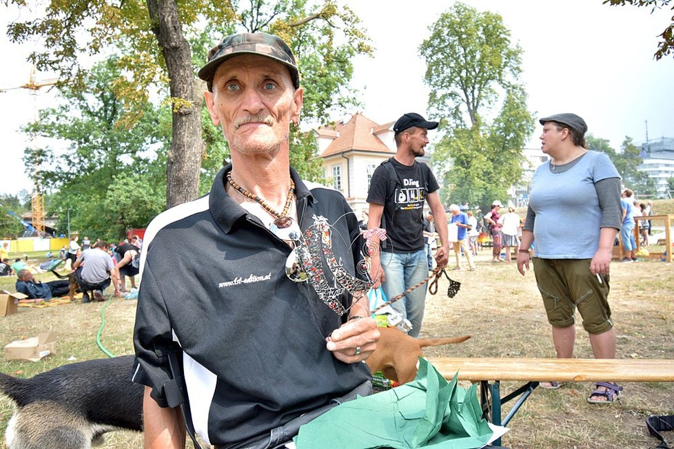 Pár dní po svatbě si užívají gratulace přátel, od kterých dostávají nejrůznější dárky. Přestupní stanice, ve které Václav pracoval, jim věnovala tři dny svatební dovolené v hotelu v Karlových Varech.