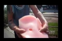 Bezdomovec plival na lidi proto, že reklamoval vaginu! Je v ní díra, stěžoval si policistům!