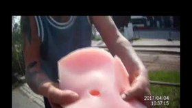 Bezdomovec ukazuje policistům díru v umělé vagině. Neuznání reklamace ho tak vytočilo, že plival na lidi.