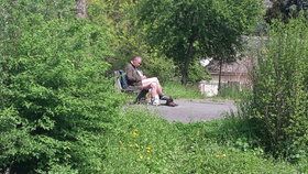 Bezdomovec si v Rybářské ulici užíval sluníčka bez kalhot.