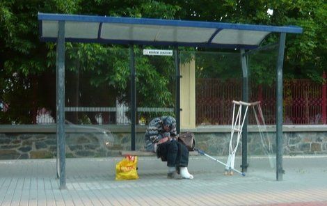 Bezdomovec s nohou v gipsu strávil noc a den na zastávce, kde ho vysadila sanitka.