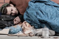 Temná zákoutí Prahy 5 lákají bezdomovce. Město jim chce zařídit centrum