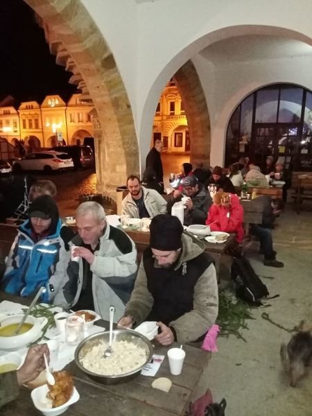 Kytka zorganizoval štědrovečerní večeři pro lidi bez domova na náměstí v Kadani. Chce, aby se stala tradicí.
