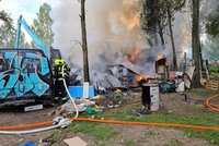 Požár v Lahovicích: Vzplál bezdomovecký příbytek