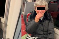 Tramvajačce se zželelo unavené seniorky: Babičku bez domova nechala spát v teple vozu