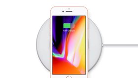 Bezdrátové nabíječky teď díky iPhonu pofrčí více než kdy jindy. IKEA se proto připomíná, že už je má dva roky v nabídce