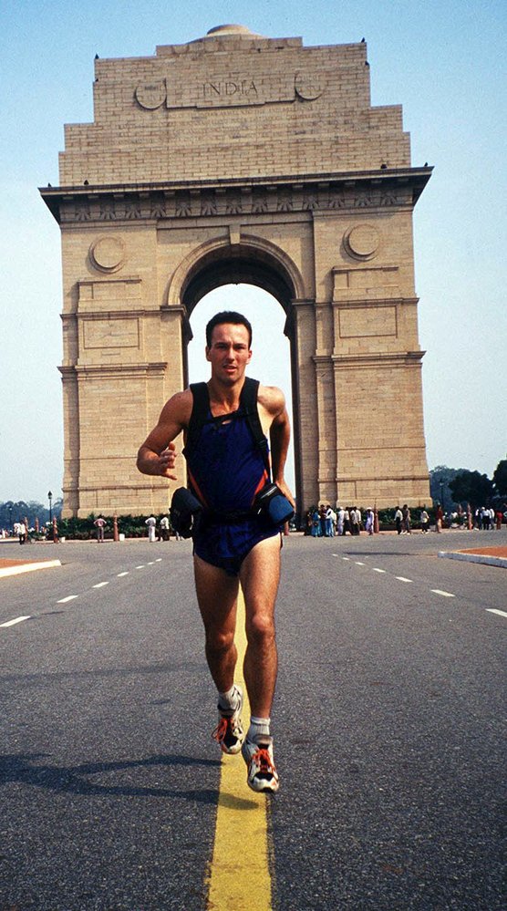 Běžec Robert Garside zvěčněn na začátku svého třetího pokusu o oběhnutí celé planety před Branou Indie v Novém Dillí.