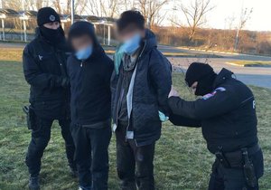 Policisté zadrželi v pondělí odpoledne dva nelegální migranty (41 a 15) z Libye u Lanžhota.