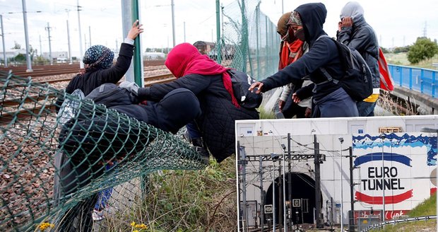 Uprchlické vzpoury v Calais: Problém pro celou Evropu, varují Británie a Francie