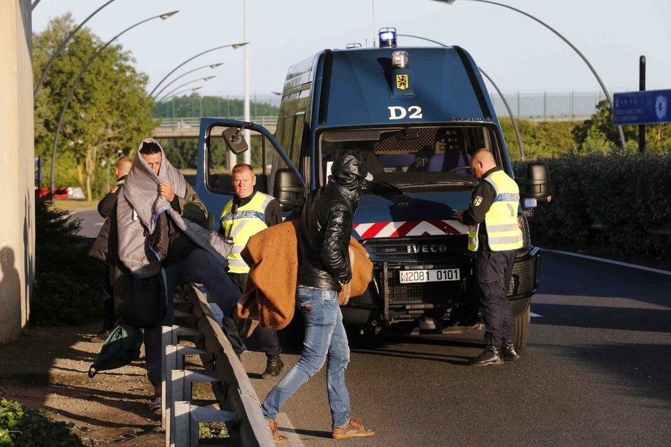Uprchlíci v Calais jsou problém pro celou Evropu, říká Británie a Francie.