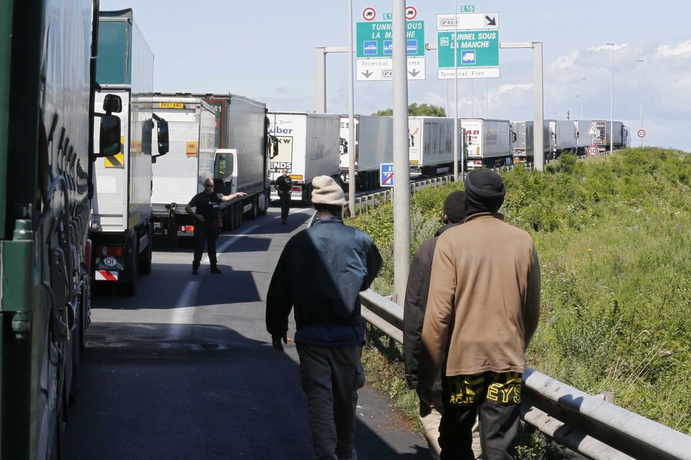 Uprchlíci v Calais jsou problém pro celou Evropu, říká Británie a Francie.