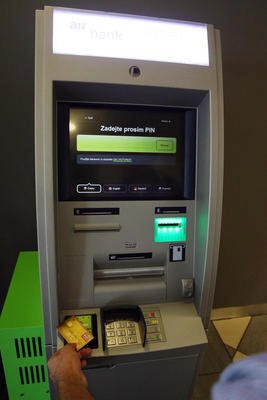 Výběr z bezkontaktního bankomatu.