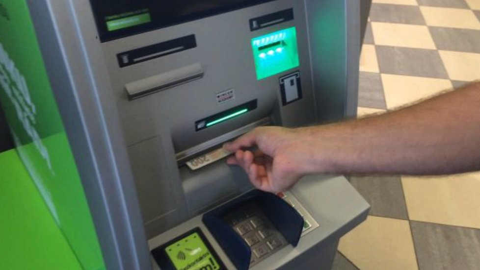 Výběr z bezkontaktního bankomatu pomocí Blesk peněženky.