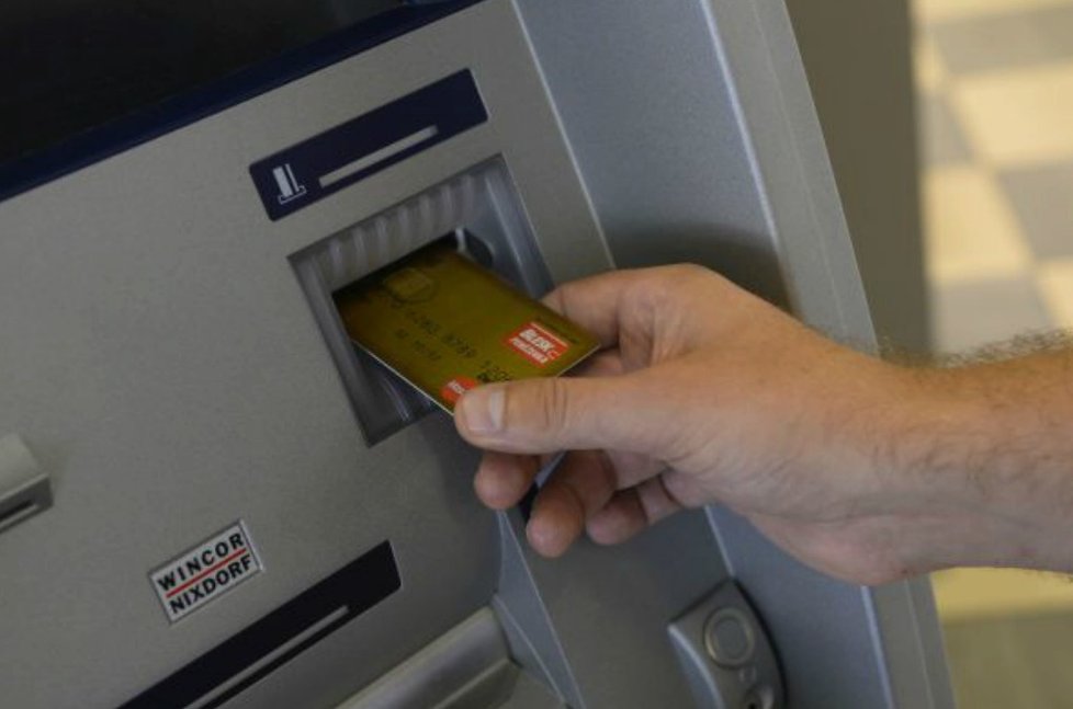 Výběr z bezkontaktního bankomatu pomocí Blesk peněženky.