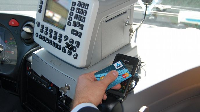 Bezkontaktní platba kartou v autobuse