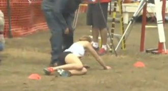 VIDEO: Bolestivý závod. Musela se plazit!