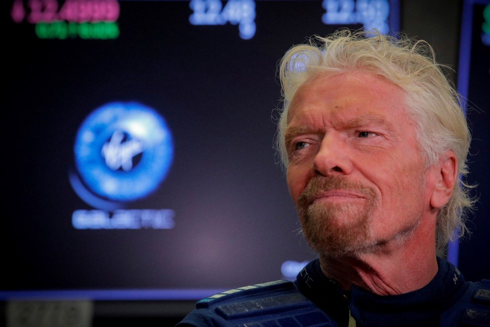 Miliardář Richard Branson míří na hranici vesmíru, Bezos se směje a ukazuje na výšku