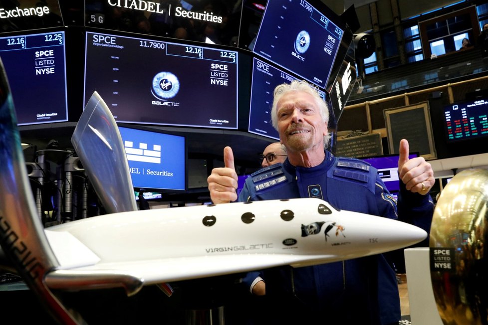 Miliardář Richard Branson míří na hranici vesmíru, Bezos se směje a ukazuje na výšku