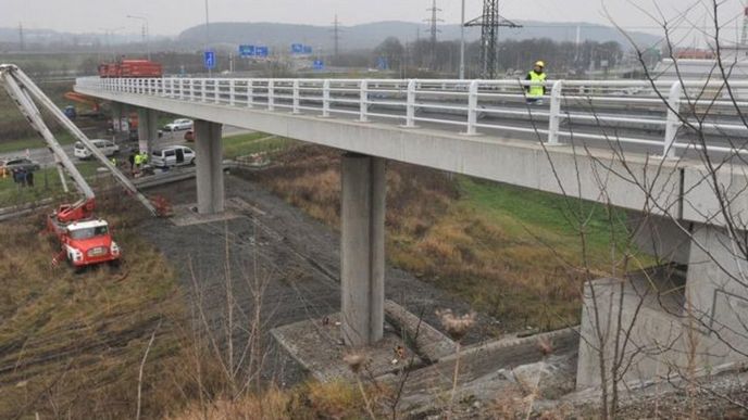 Bezpečně mohou po sjezdu z ostravské D47 jezdit jen osobní auta a dodávky. Potvrdily to 28. listopadu zátěžové zkoušky, které na dálničním přivaděči provedli pracovníci německého certifikačního sdružení TÜV.