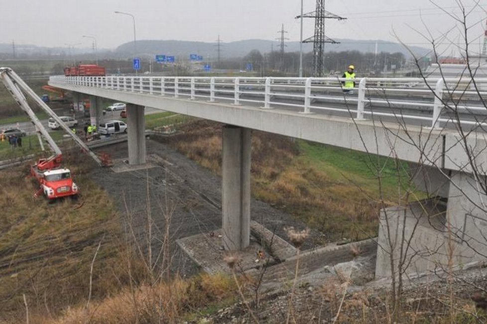 Bezpečně mohou po sjezdu z ostravské D47 jezdit jen osobní auta a dodávky. Potvrdily to zátěžové zkoušky, které na dálničním přivaděči provedli pracovníci německého certifikačního sdružení TÜV.