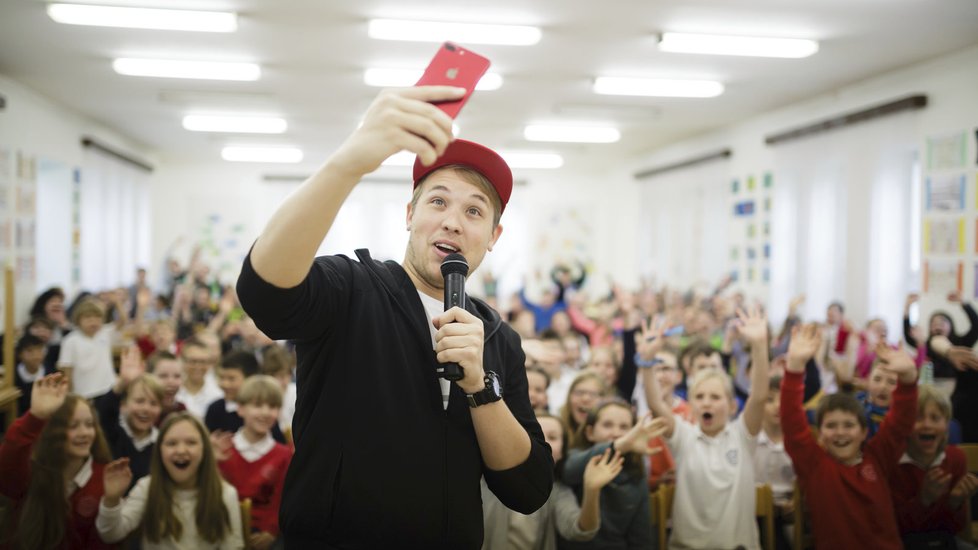 Youtuber Jirka Král chce dětem na základních školách ukazovat, jak se na internetu chovat bezpečně.