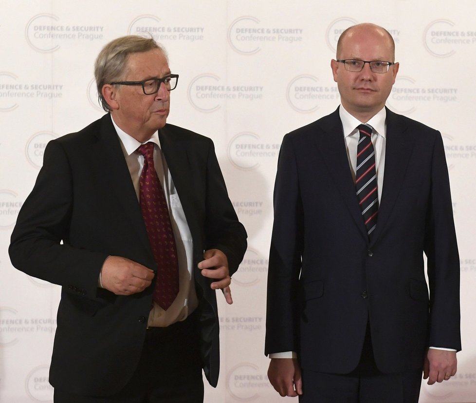 Šéf EU Juncker v Praze: řeší teror a společnou obranu.