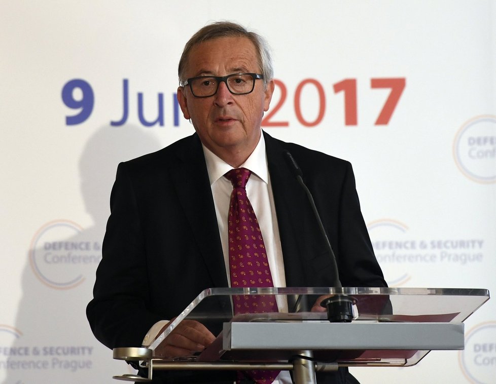 Šéf EU Juncker v Praze: řeší teror a společnou obranu