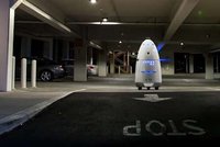 Opilý muž v Silicon Valley napadl bezpečnostního robota, vyvázl jen s odřeninami