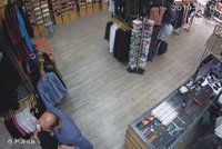 Secvičená scénka: Čtyři zloději ukradli prodavačce tržbu, hledá je policie
