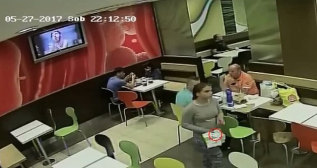 Do restaurace v Praze 5 přišla žena, nic netušícímu páru ukradla mobil za 28 tisíc korun.