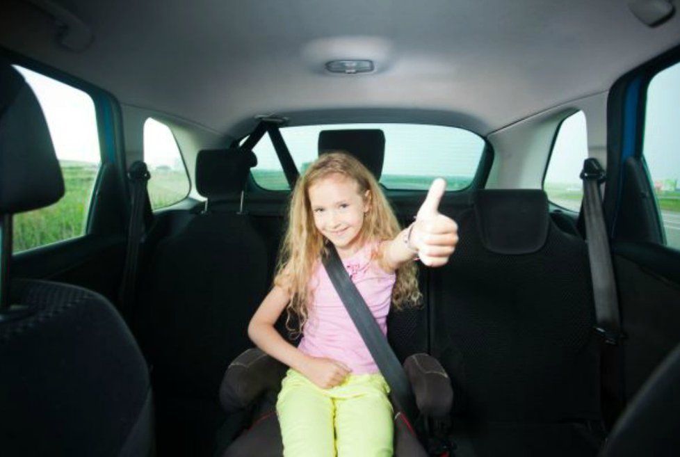 Na dospělého spolujezdce řidič dohlížet nemusí. U dětí by si ale měl na bezpečnostní pásy dát pozor (ilustrační foto).
