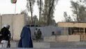 Bezpečnostní složky letiště v jihoafghánském Kandaháru během přestřelky s bojovníky Talibanu uzavřely