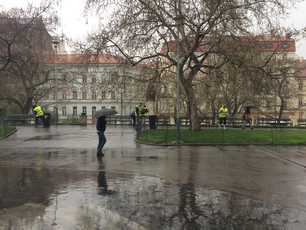 Vrchlického sady před hlavním nádražím v Praze mají být konečně bezpečnější.