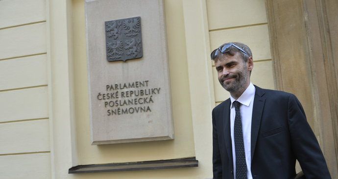 Odcházející šéf ÚOOZ Robert Šlachta po jednání bezpečnostního výboru Poslanecké sněmovny 23. června 2016. Řešila se reorganizace policie, Šlachta promluvit nesměl.