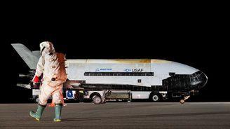 OBRAZEM: Bezpilotní raketoplán přistál na Floridě po rekordních 908 dnech na oběžné dráze
