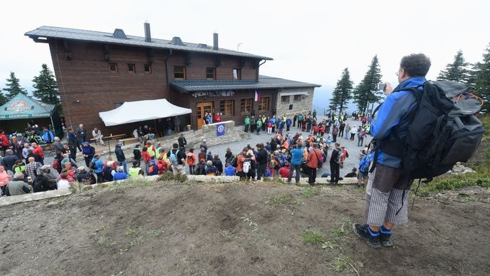 Po náročné obnově byla Bezručova chata slavnostně otevřena v roce 2015. Po náročné obnově byla Bezručova chata slavnostně otevřena v roce 2015.