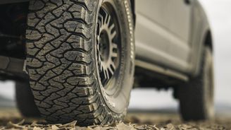 Nejznámější terénní pneumatiky slaví 50 let. Nápis Baja Champion mají na bočnici právem Nejznámější terénní pneumatiky slaví 50 let. Nápis Baja Champion mají na bočnici právem