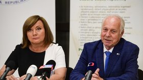 Odborář Bohumír Dufek s vicepremiérkou a ministryní financí Alenou Schillerovou