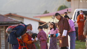 Bhútánský král Džígme Khesar Namgjel Wangčhug (41) s manželkou a královnou královny Džetsun Pemou (30) a dvěma syny, pětiletým dědicem trůnu  Džígmem Namgjelem Wangčhugem a ročním Ugjenem .