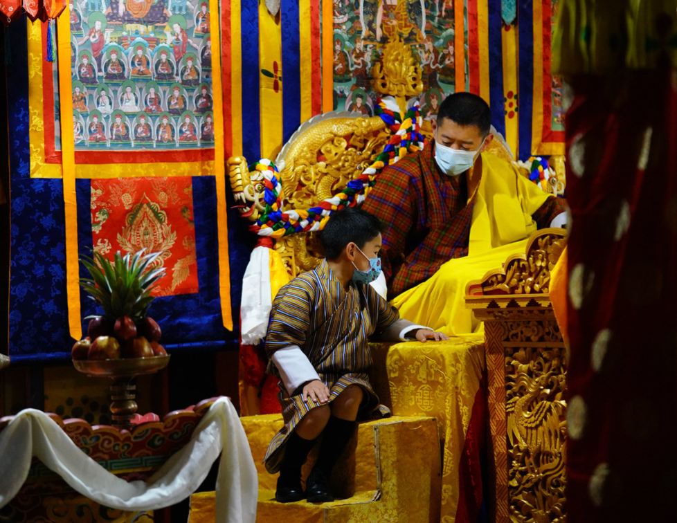 Bhútánský král Džígme Khesar Namgjel Wangčhug (41) s manželkou a královnou královny Džetsun Pemou (30) a dvěma syny, pětiletým dědicem trůnu  Džígmem Namgjelem Wangčhugem a ročním Ugjenem .
