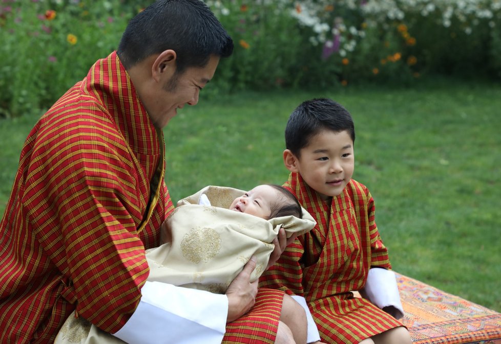 Bhútánský král Džigme Khesar Namgjel Wangčhug (40) s rodinou.